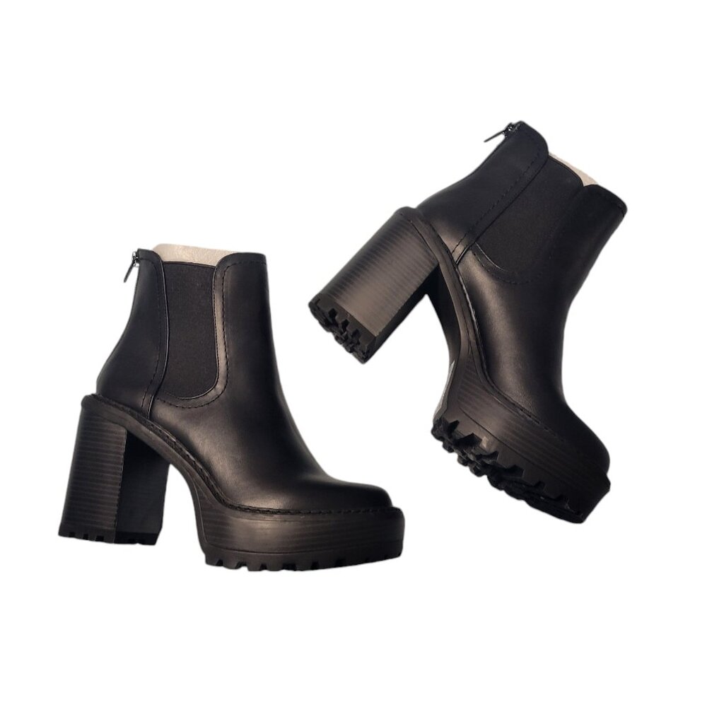 Steve Madden Chelsea Boots Size 7.5